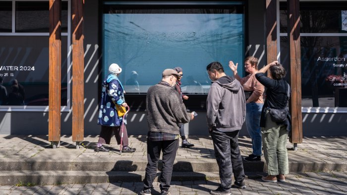 Visitors Experience the Window Media Gallery HE LAST OF US — CONTINOUSLY GENERATING ANIMATION Audience viewing digital artwork on the LED wall at the Comox Valley Art Gallery.